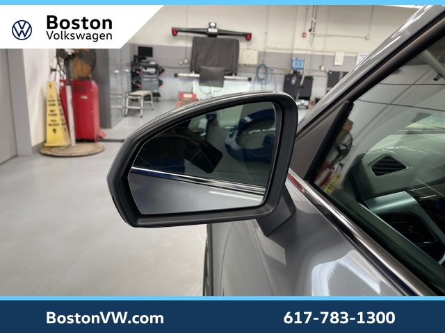 Used 2025 Volkswagen Taos SE w/ Panoramic Sunroof Package image 8
