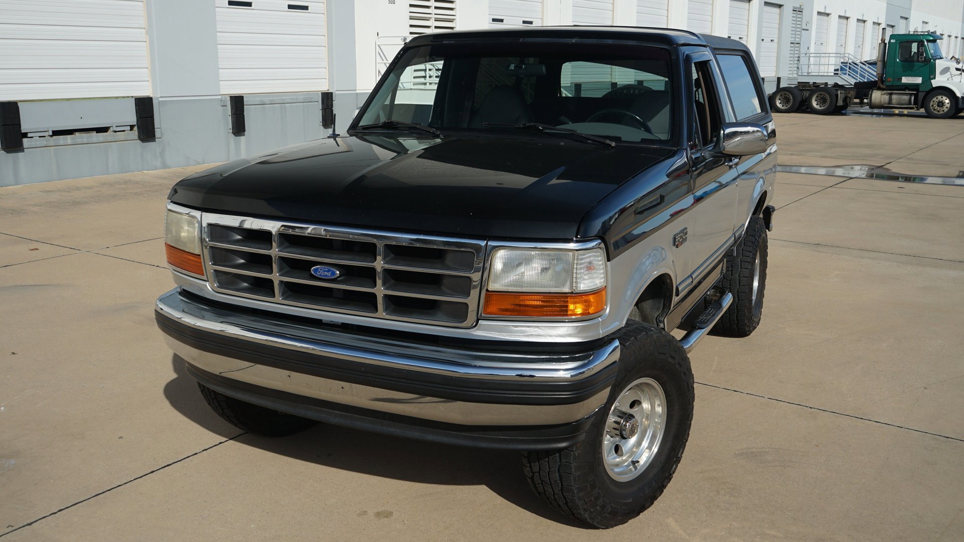 Used 1995 Ford Bronco XLT image 2