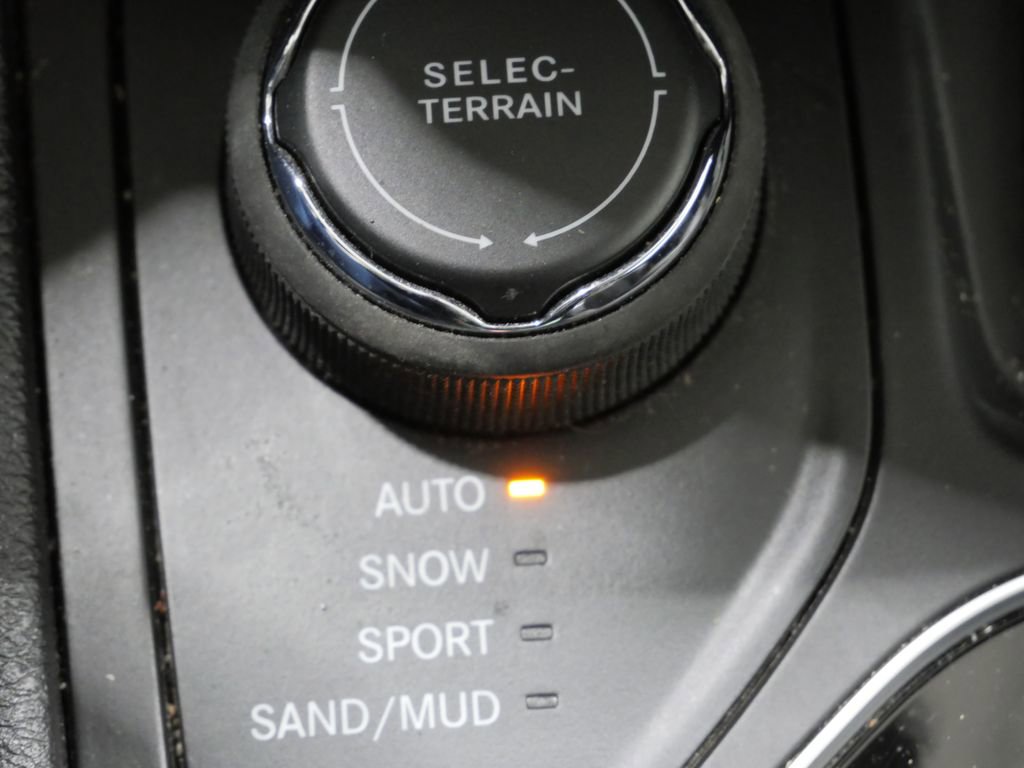 Used 2021 Jeep Cherokee Latitude Plus AWD/4WD image 21