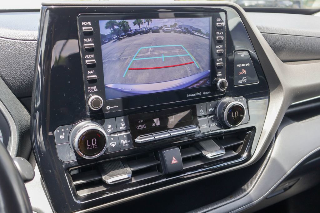 Used 2021 Toyota Highlander XLE FWD image 4