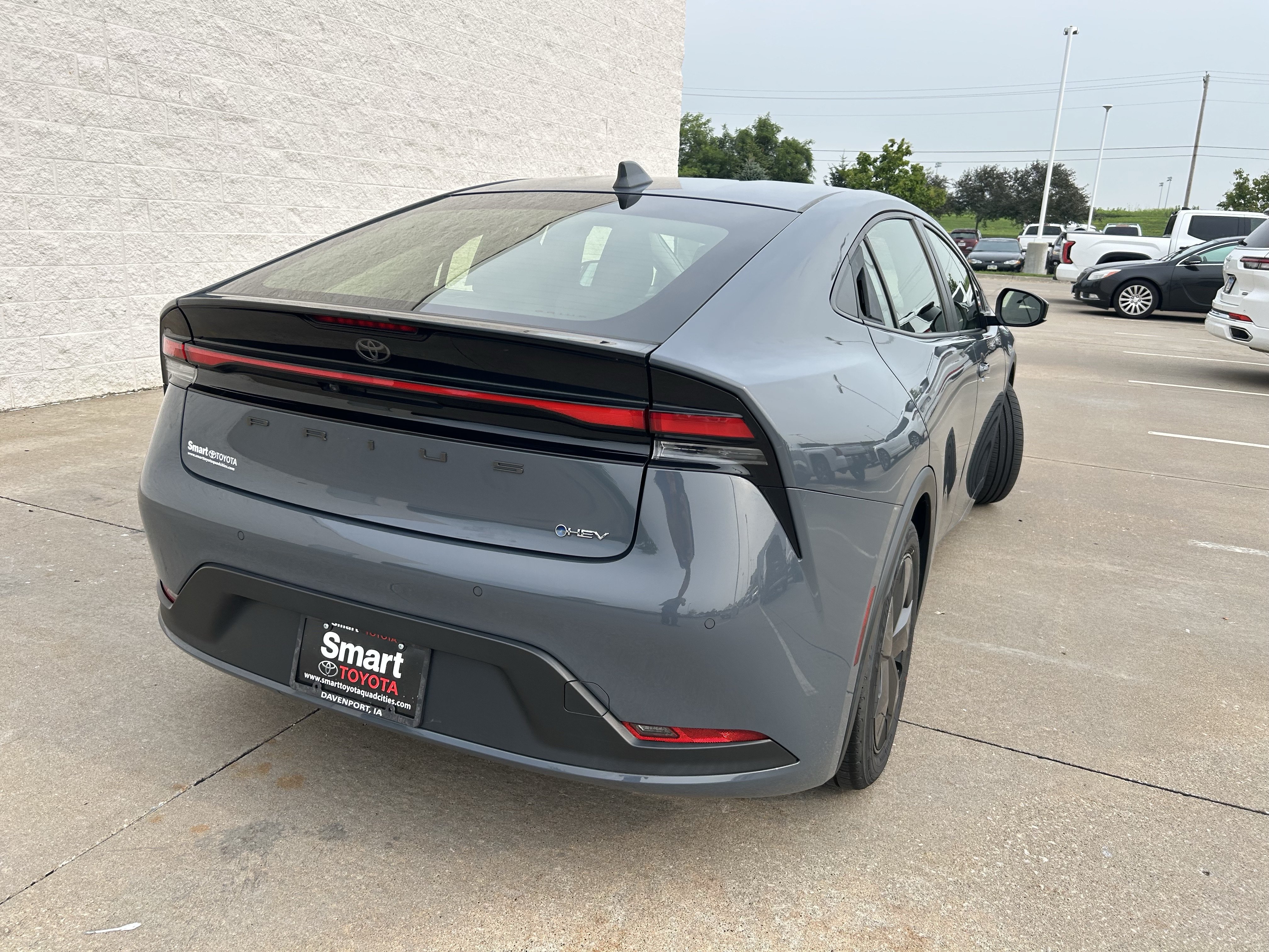 Used 2024 Toyota Prius LE FWD image 3