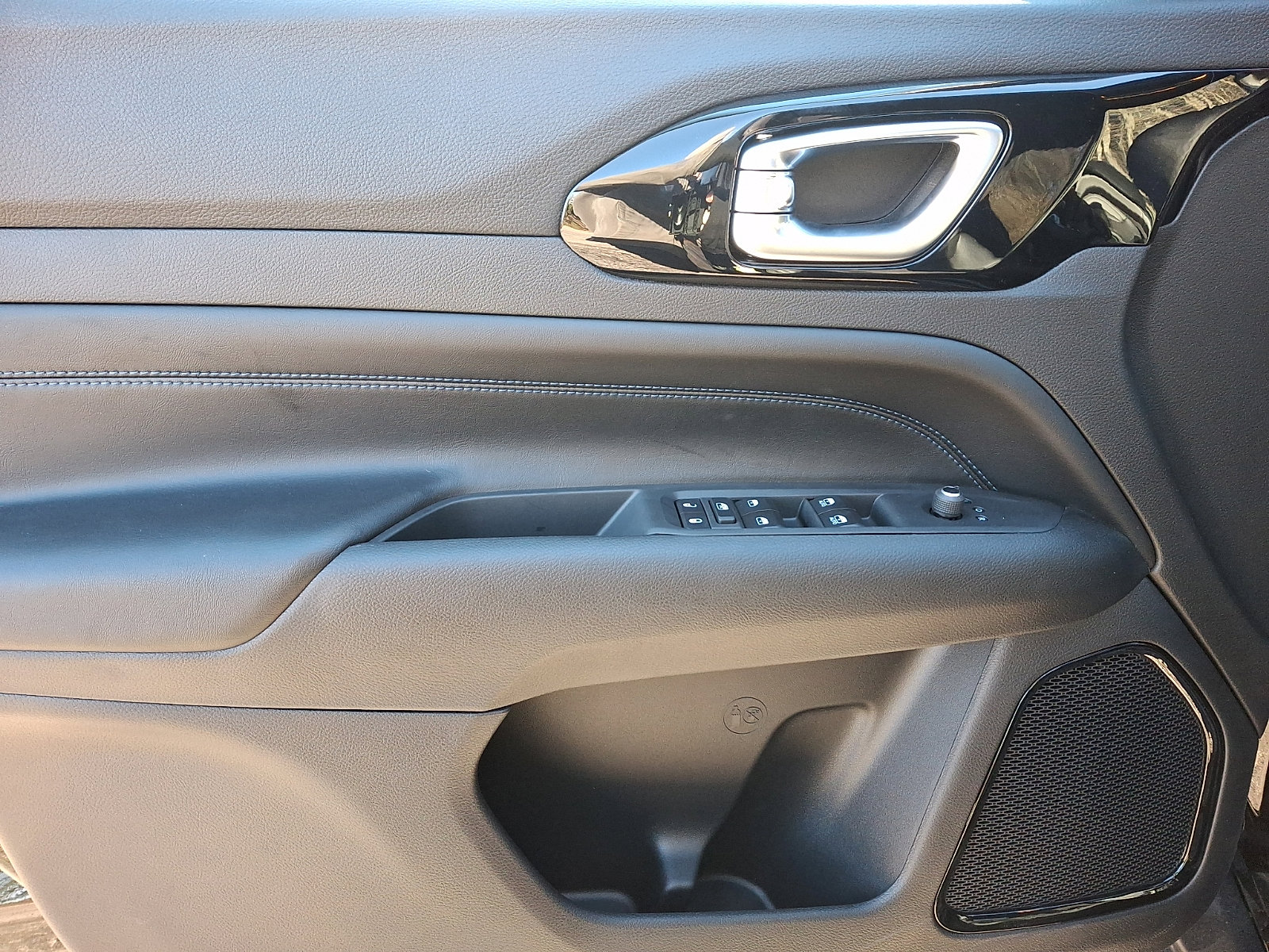 New 2026 Jeep Compass Limited image 8