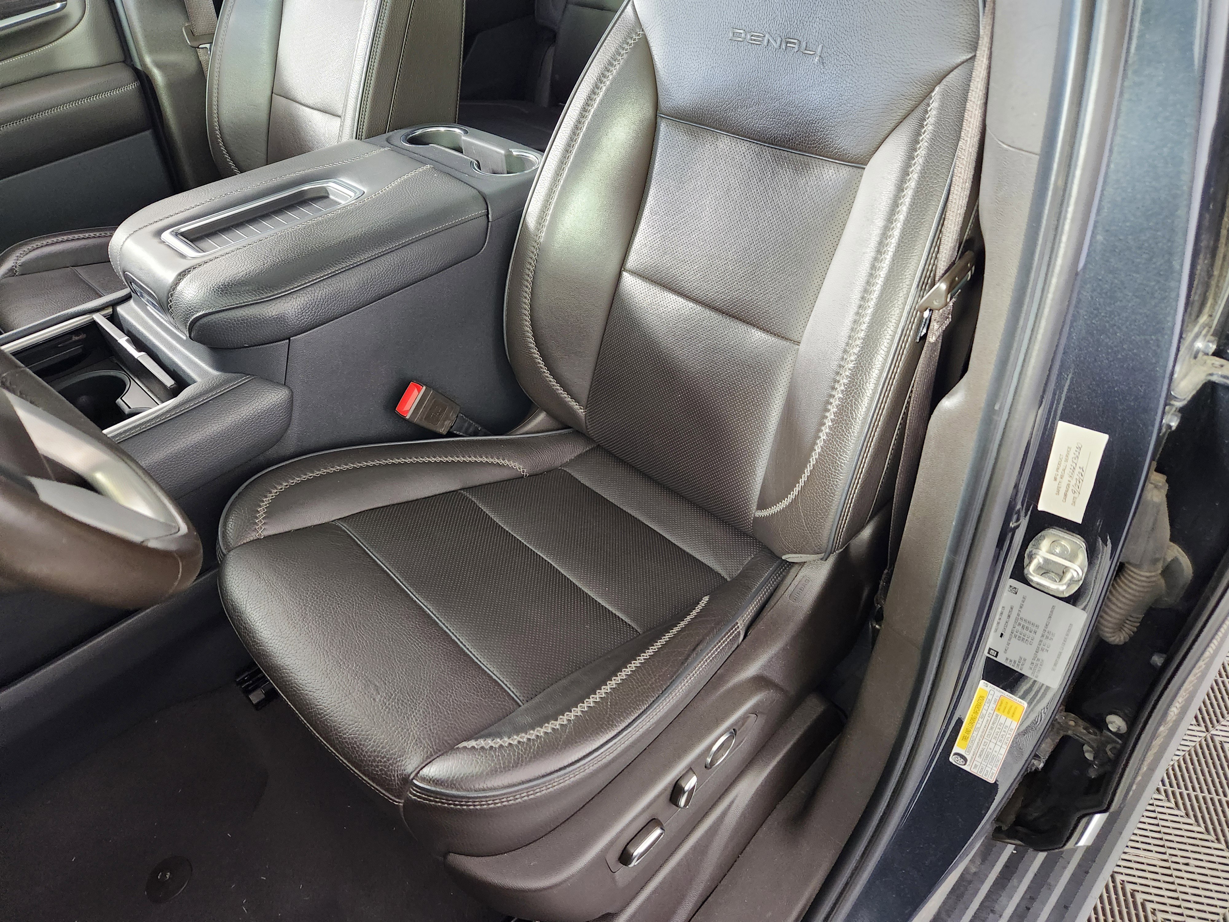 Used 2021 GMC Yukon Denali w/ Denali Premium Package image 12