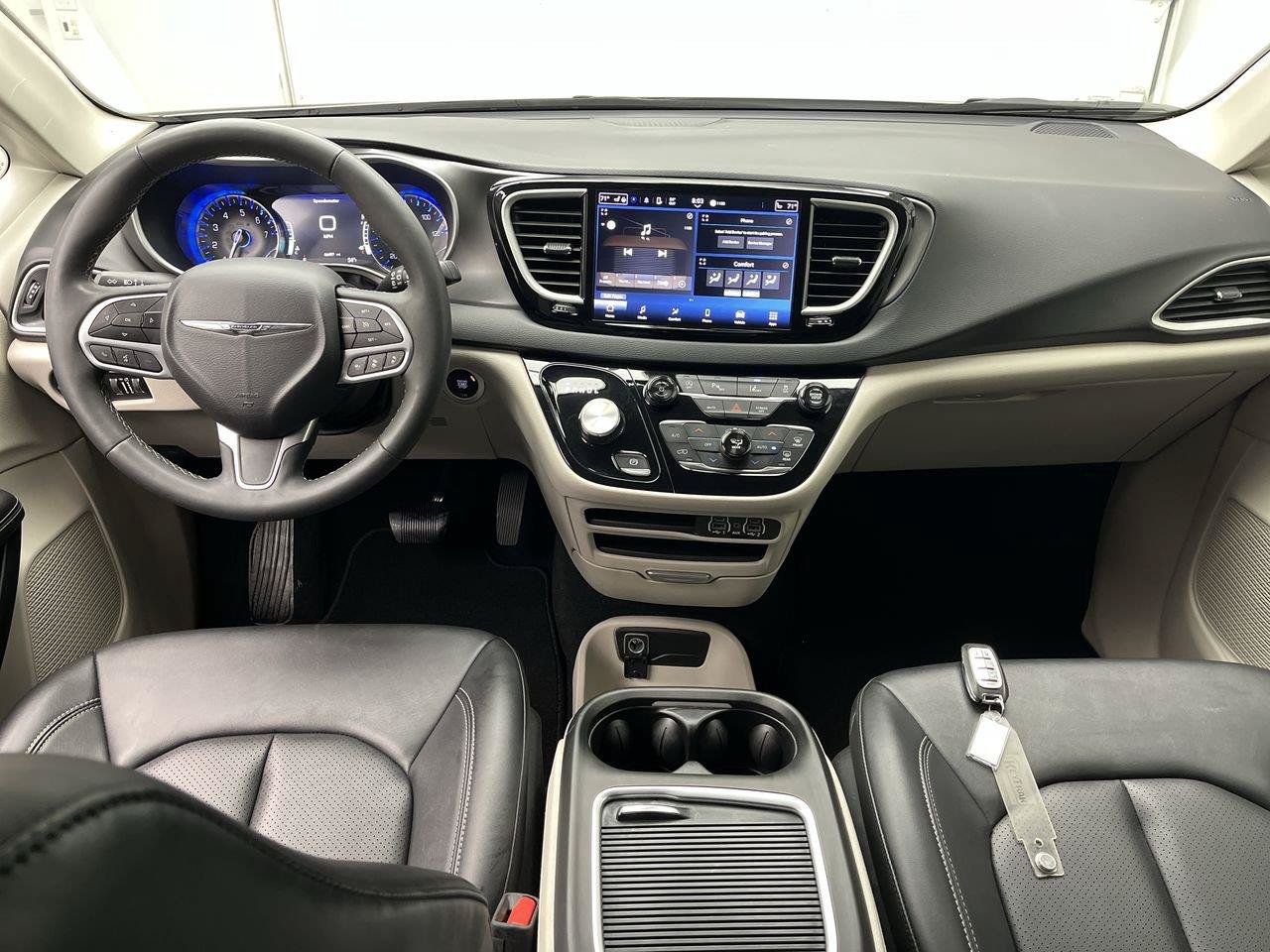 Used 2024 Chrysler Pacifica Touring-L FWD image 4