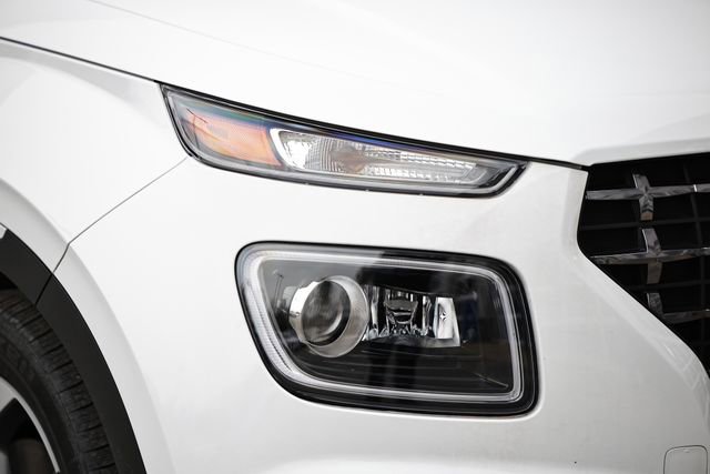 Used 2023 Hyundai Venue Limited image 2