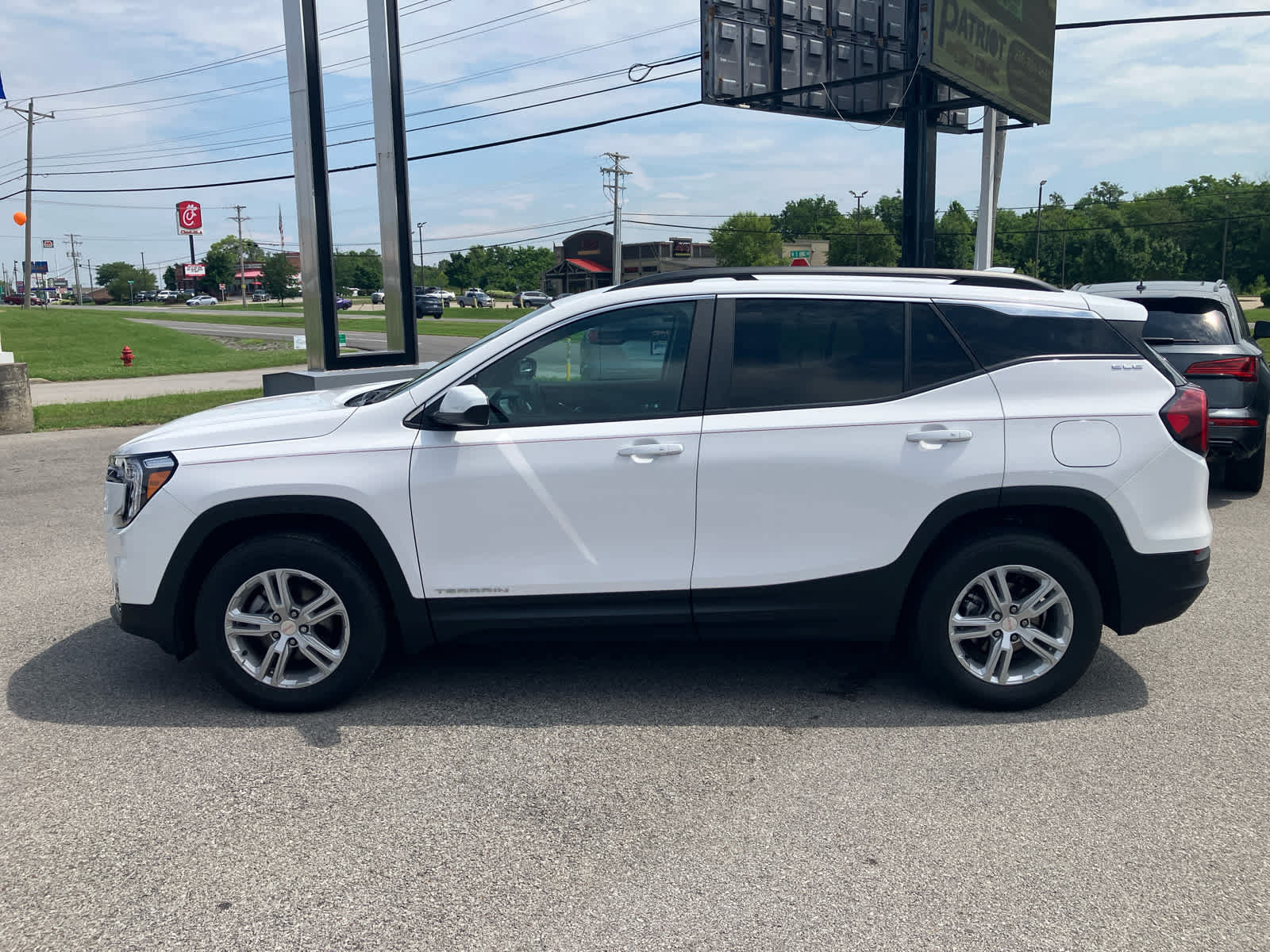 Used 2023 GMC Terrain SLE w/ Driver Convenience Package AWD/4WD image 4