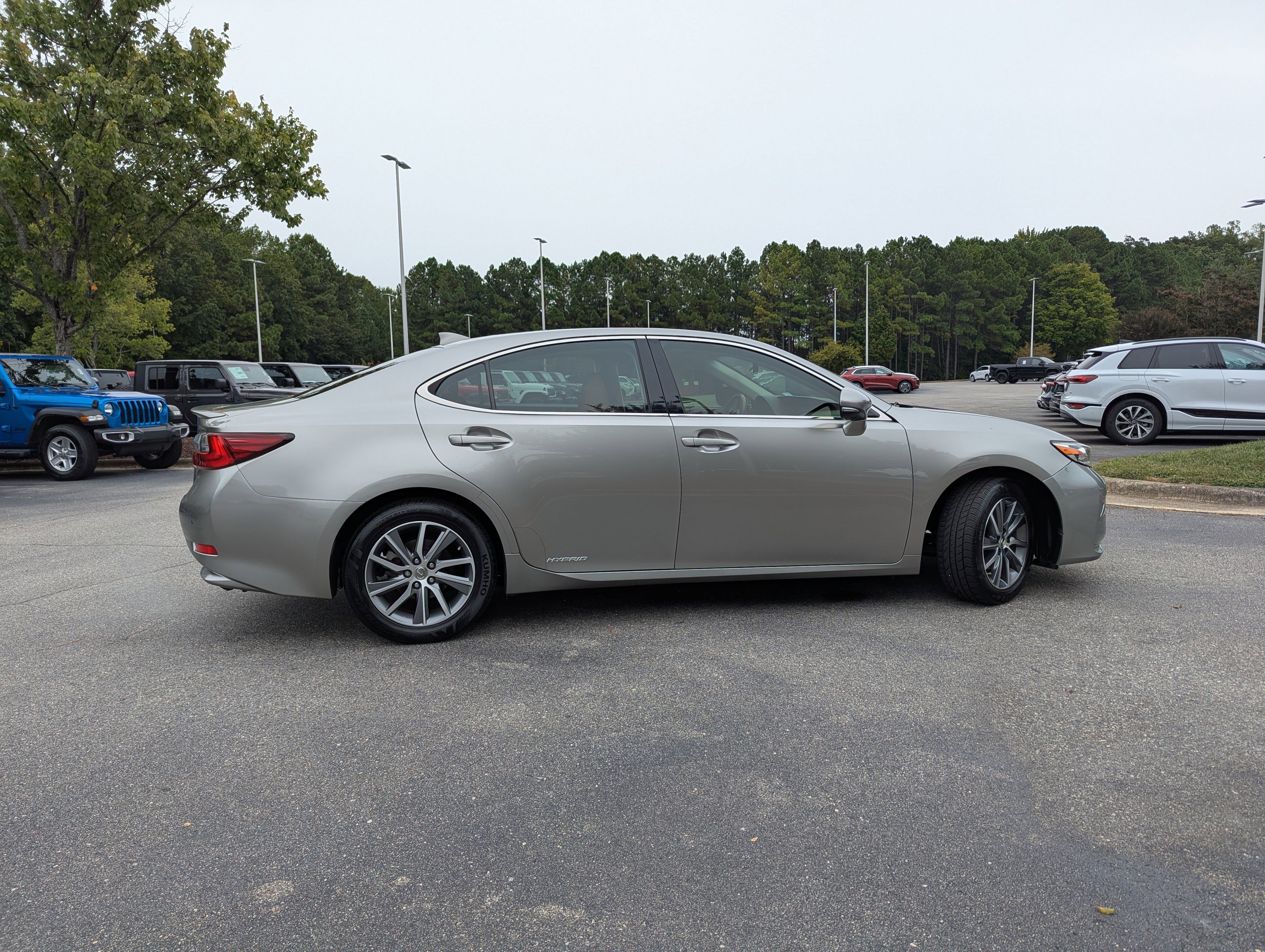 Used 2016 Lexus ES 300h w/ Premium Package w/Wood Trim image 4