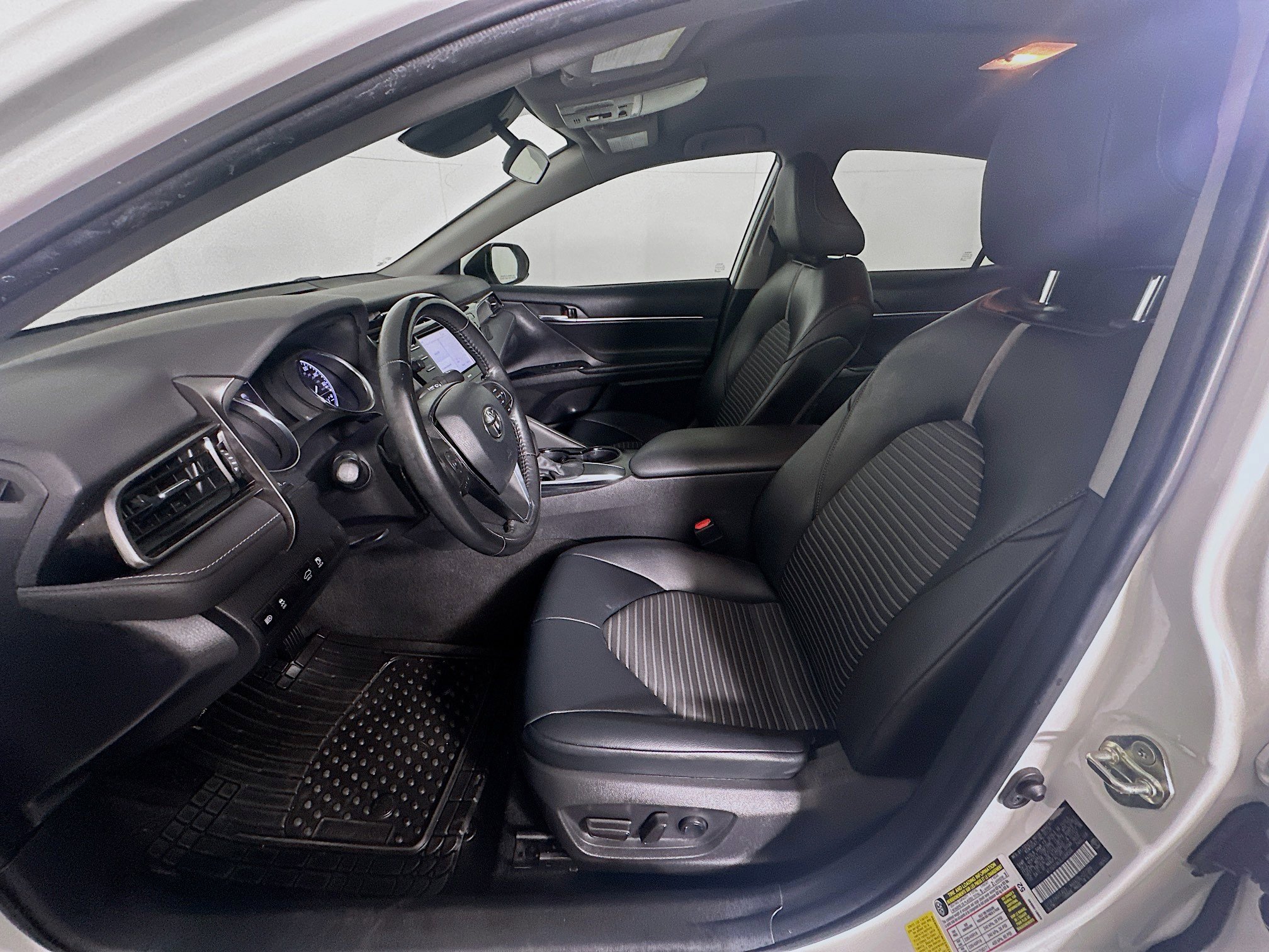 Used 2020 Toyota Camry SE FWD image 13