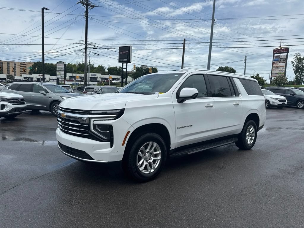 Used 2025 Chevrolet Suburban LT RWD image 3