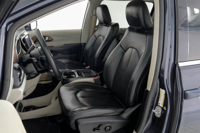Used 2019 Chrysler Pacifica Touring-L FWD image 38