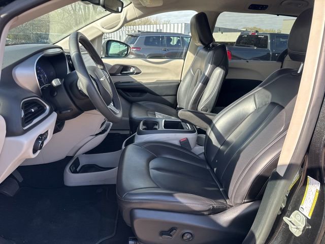 Used 2023 Chrysler Pacifica Touring-L FWD image 13