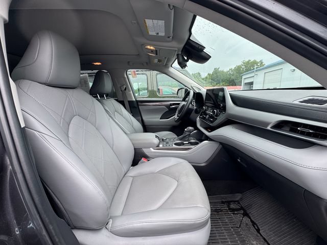 Used 2025 Toyota Highlander Platinum AWD/4WD image 40