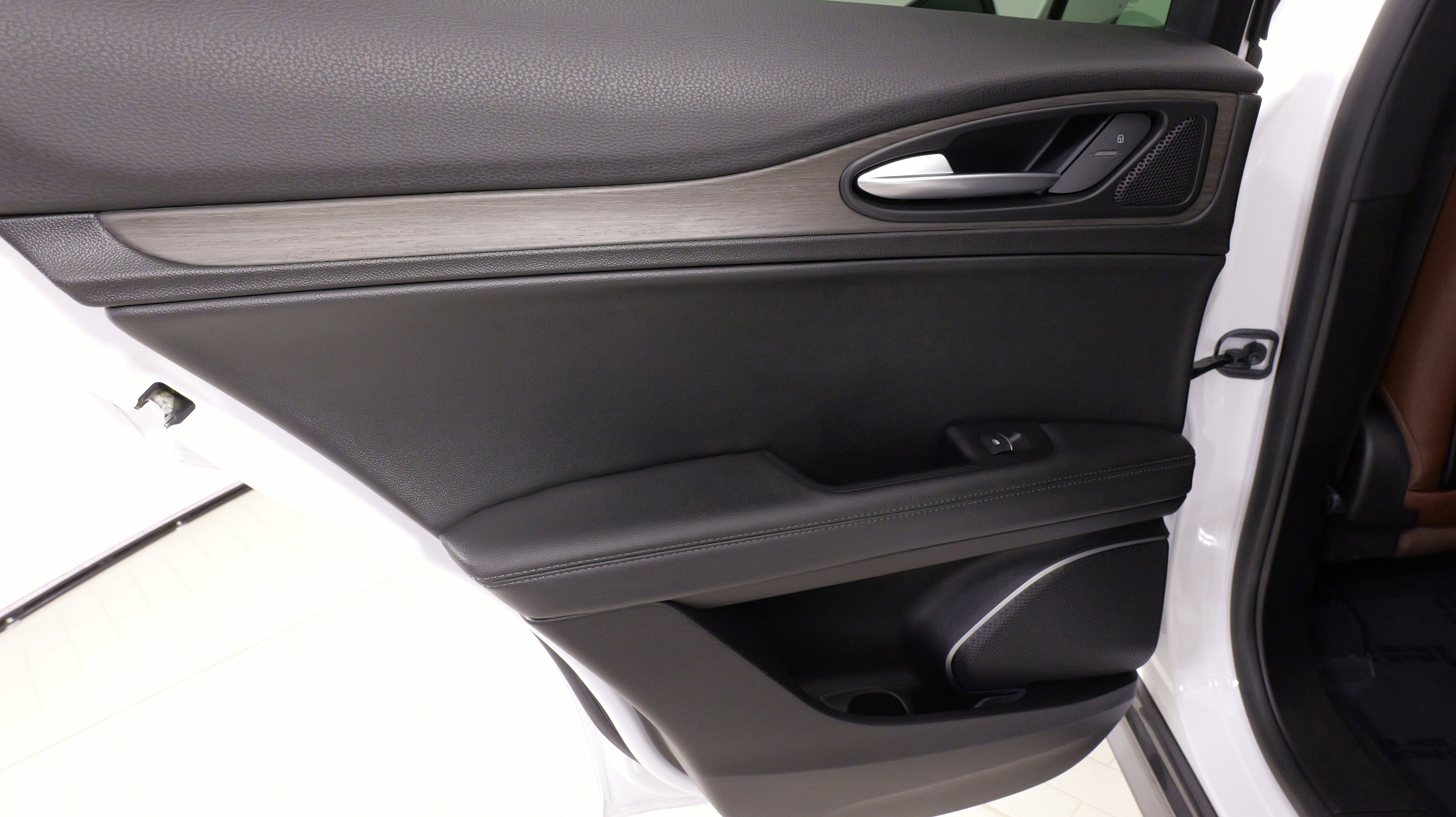 Used 2023 Alfa Romeo Stelvio Ti image 32