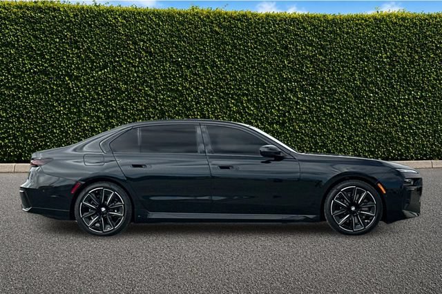 Used 2025 BMW i7 xDrive60 w/ Executive Package AWD/4WD video 3