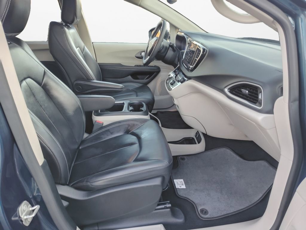 Used 2023 Chrysler Pacifica Touring-L image 23