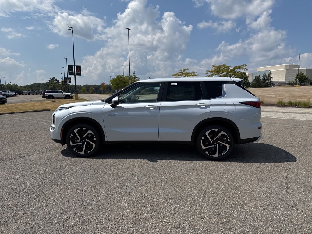 New 2025 Mitsubishi Outlander SE image 13