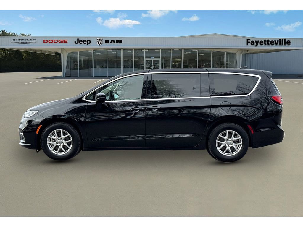 Used 2024 Chrysler Pacifica Touring-L image 6