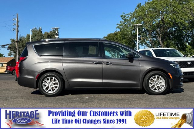 Used 2021 Chrysler Pacifica Touring-L FWD image 3