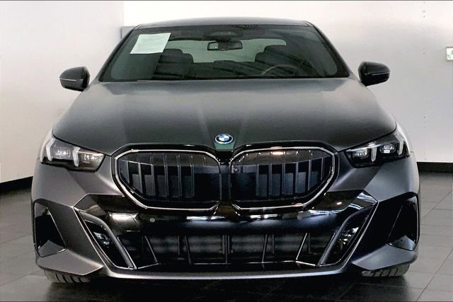 Used 2025 BMW 550e xDrive w/ Executive Package image 3