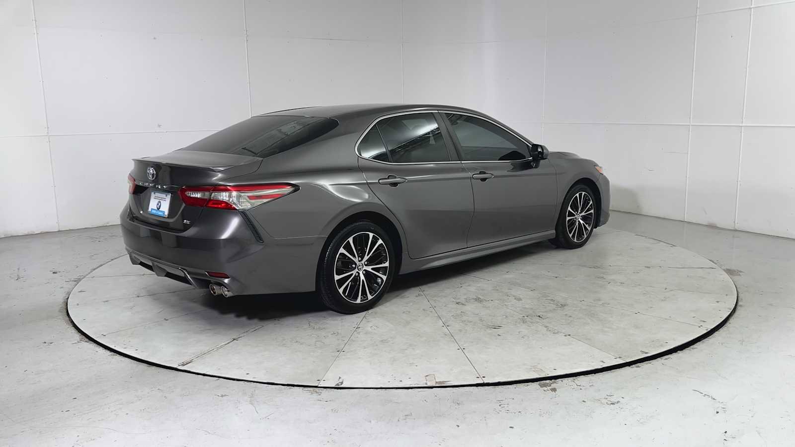 Used 2018 Toyota Camry SE image 2