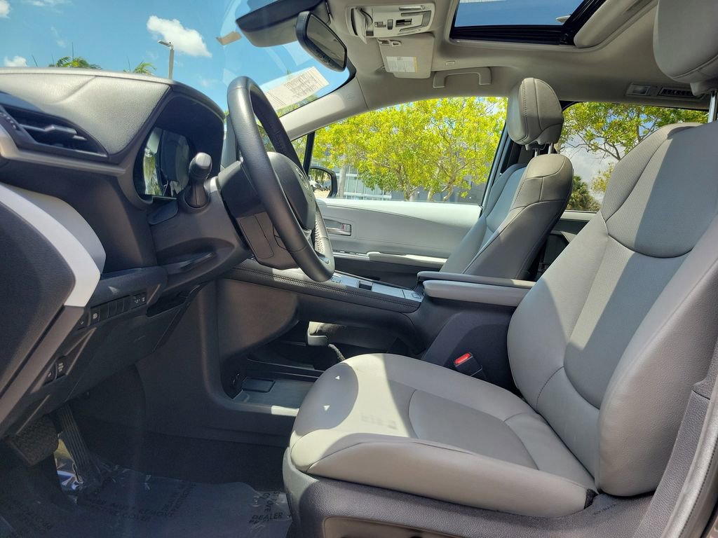 Used 2025 Toyota Sienna XLE FWD image 21