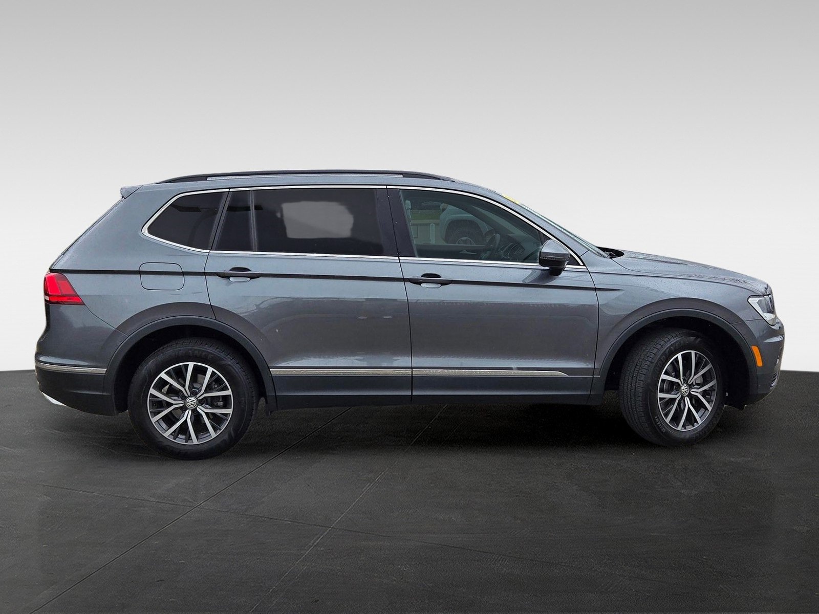 Used 2020 Volkswagen Tiguan SE w/ Panoramic Sunroof Package image 3