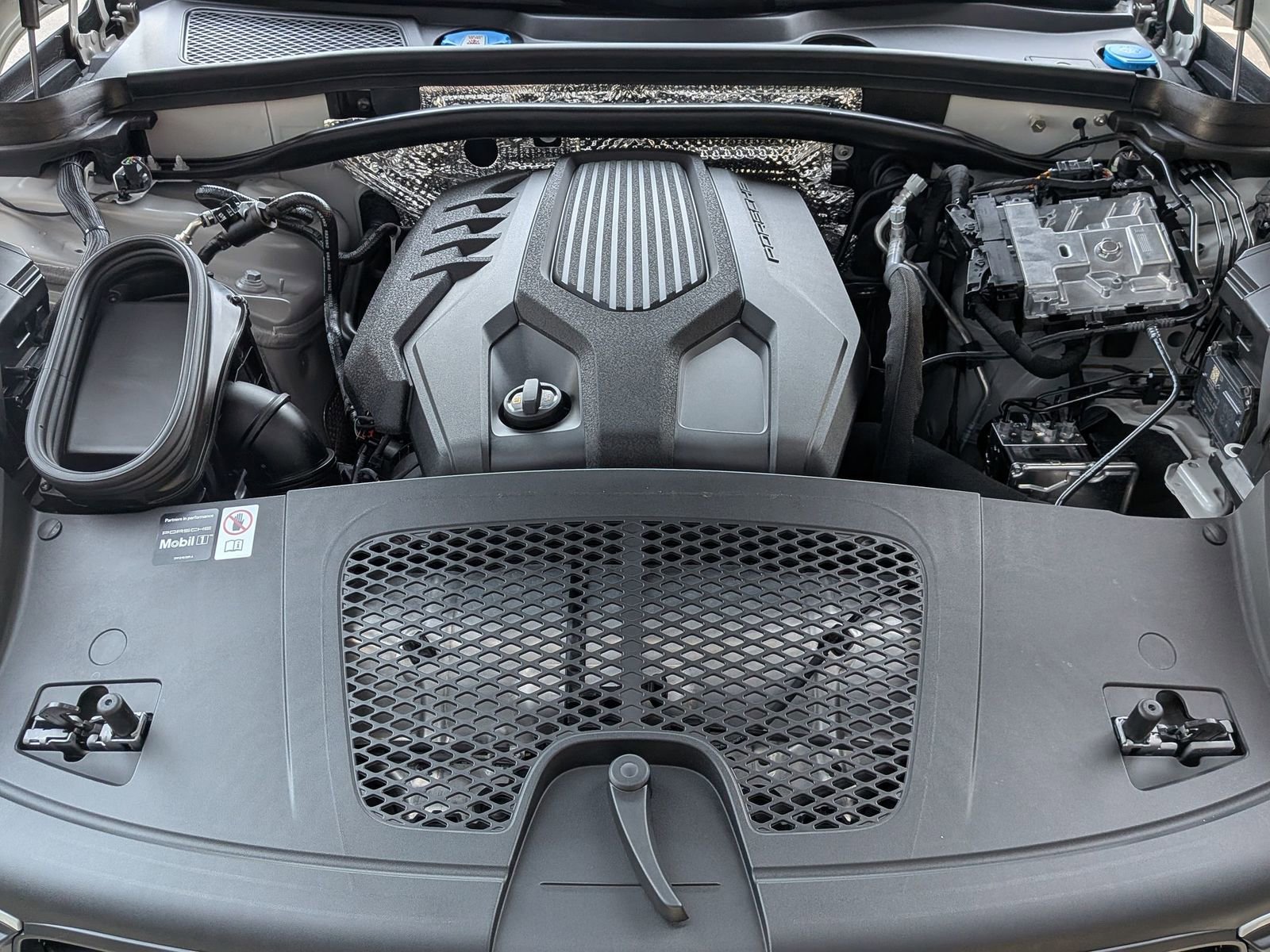 Certified 2026 Porsche Macan Turbo AWD/4WD image 28