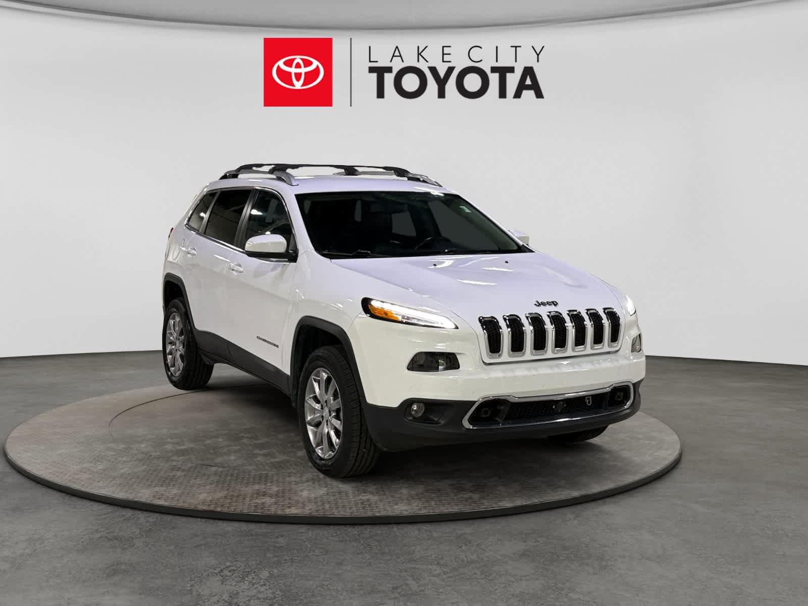 Used 2018 Jeep Cherokee Limited w/ Trailer Tow Group AWD/4WD image 13