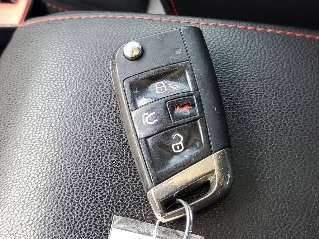 Used 2015 Volkswagen GTI SE FWD image 29