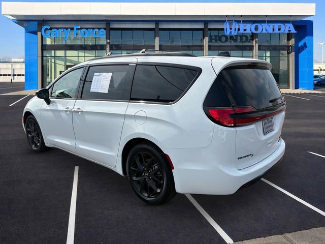 Used 2025 Chrysler Pacifica Limited FWD image 3
