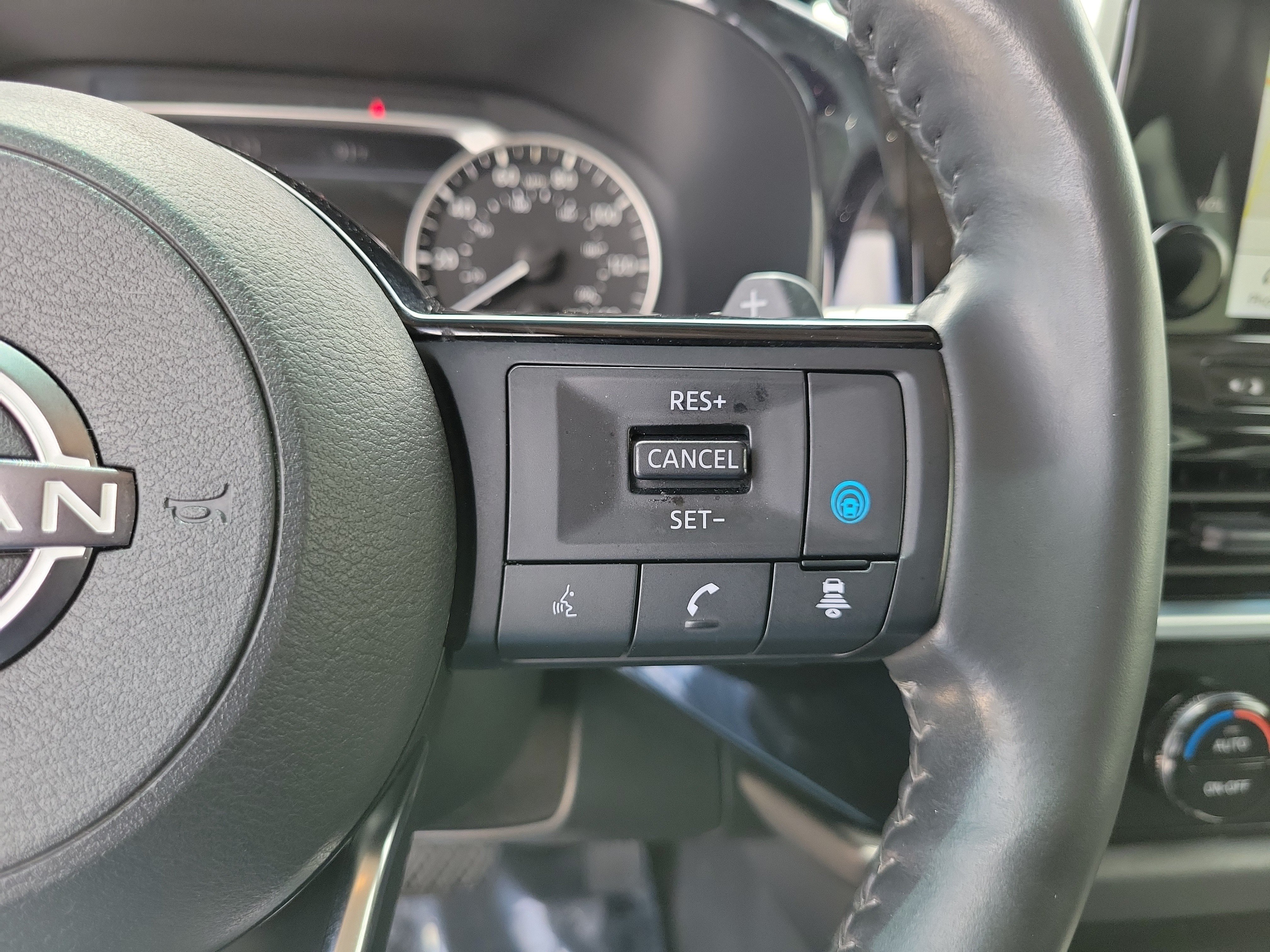 Used 2024 Nissan Pathfinder SL w/ Black Appearance Package FWD image 23