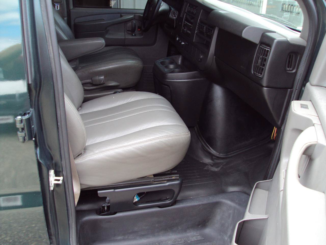 Used 2013 Chevrolet Express 1500 AWD image 14