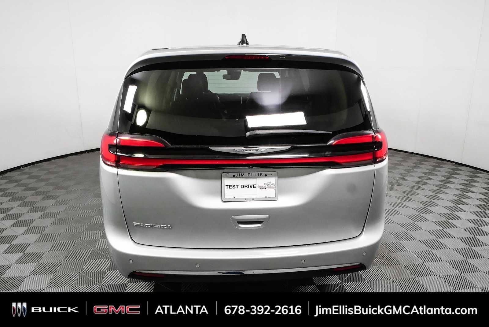 Used 2024 Chrysler Pacifica Touring-L FWD image 25