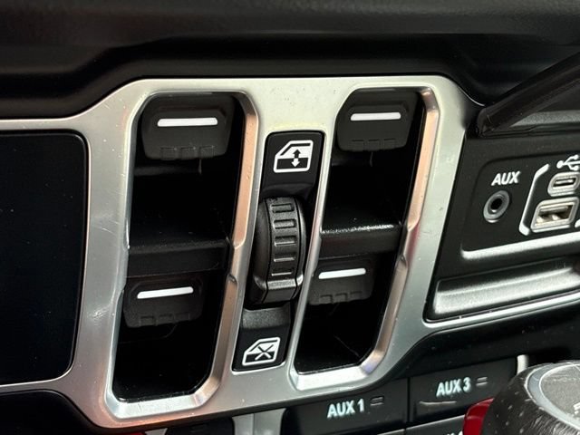 Used 2025 Jeep Gladiator Mojave AWD/4WD image 17