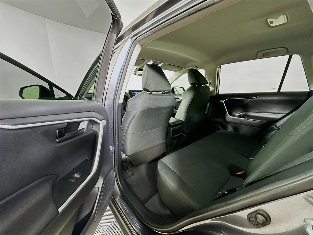 Used 2021 Toyota RAV4 LE image 17