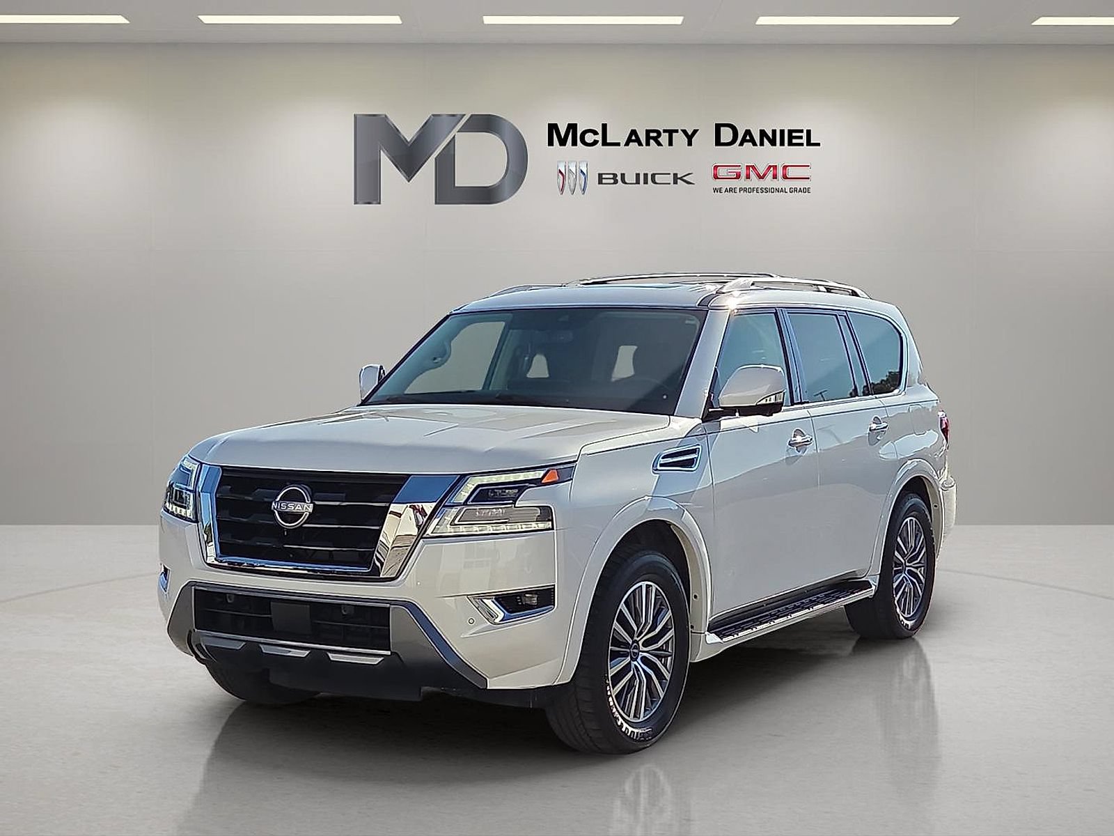Used 2024 Nissan Armada SL w/ Captain's Chairs Package AWD/4WD image 2