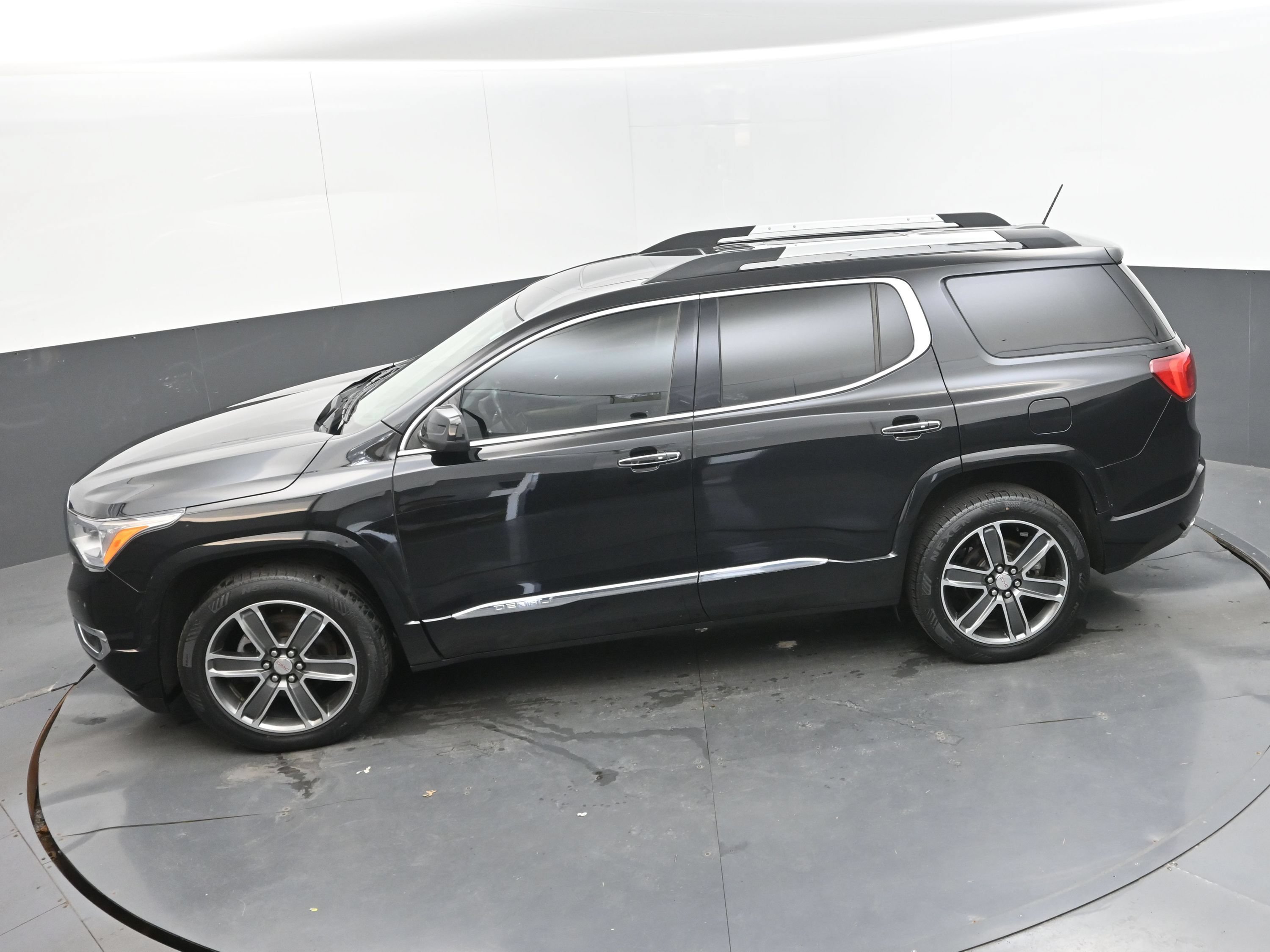 Used 2018 GMC Acadia Denali w/ Technology Package AWD/4WD image 31
