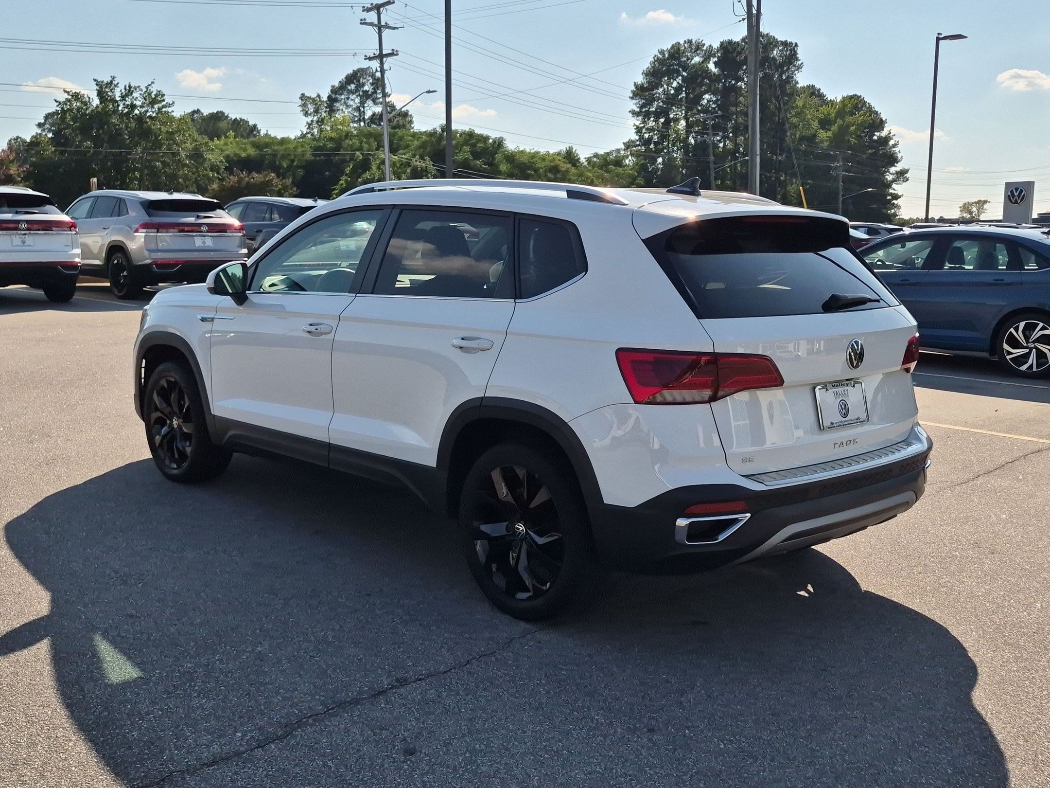 Used 2023 Volkswagen Taos SE w/ Black Wheel Package FWD image 5