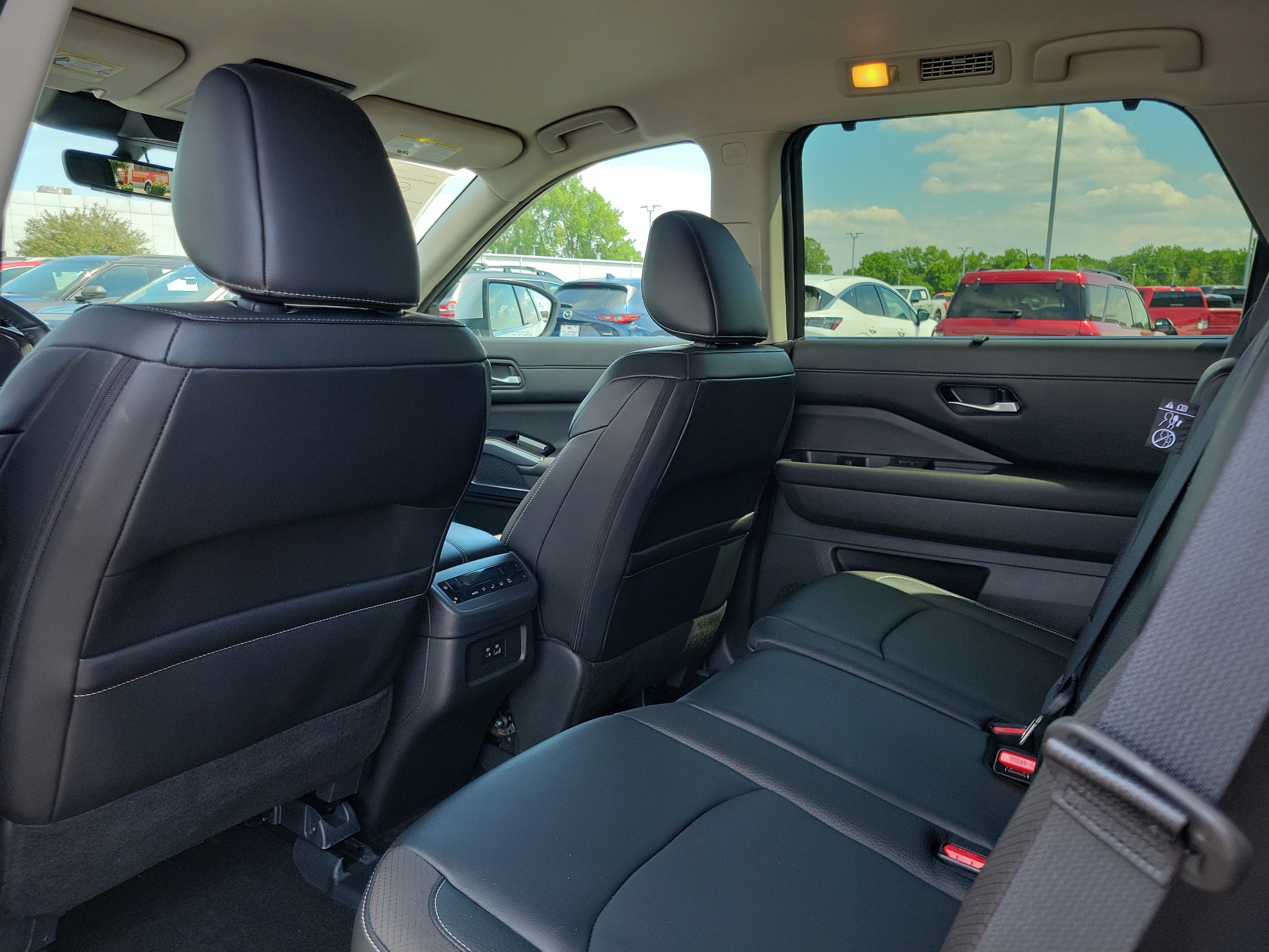 Certified 2024 Nissan Pathfinder SL w/ Black Appearance Package AWD/4WD image 14