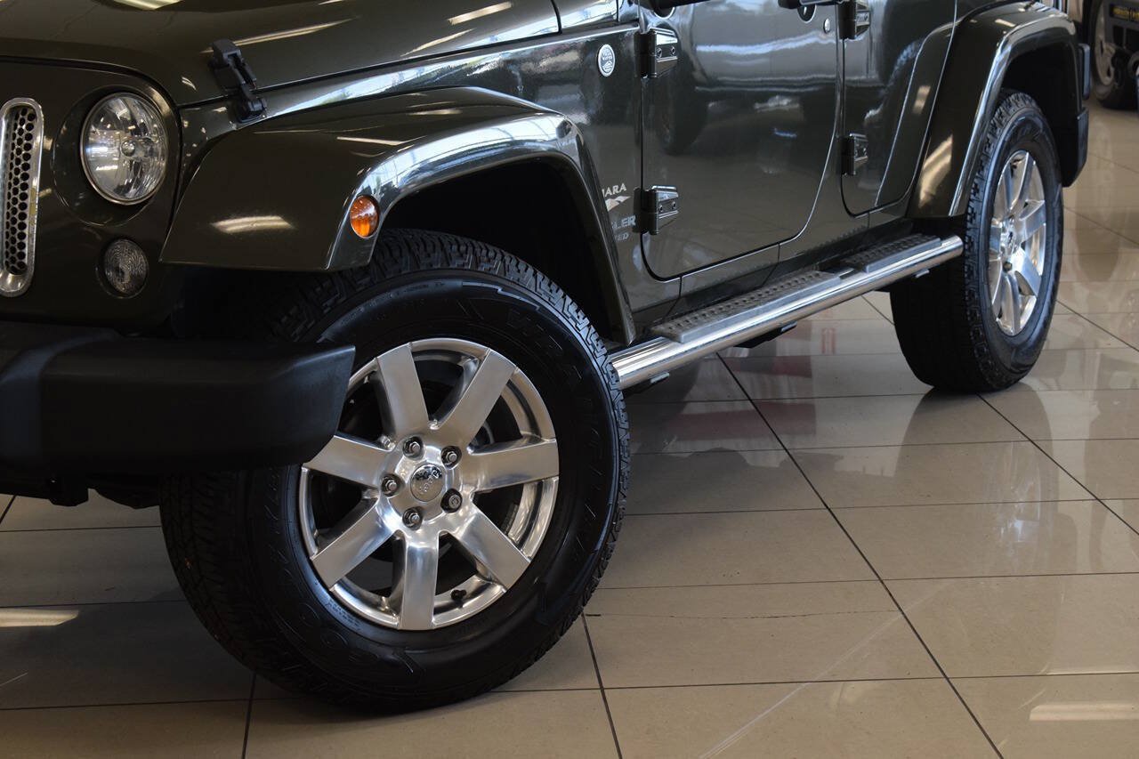 Used 2015 Jeep Wrangler Unlimited Sahara w/ Dual Top Group AWD/4WD image 16