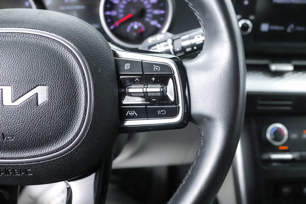 Used 2022 Kia Carnival LX image 14