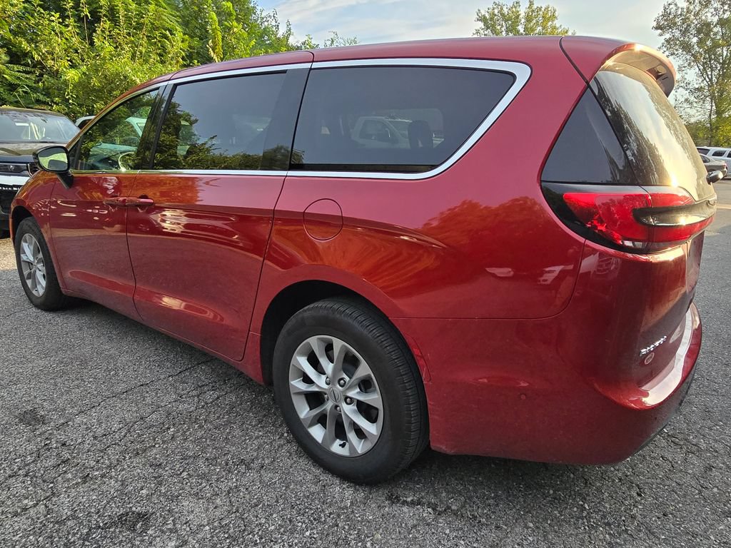 Used 2025 Chrysler Pacifica Select AWD/4WD image 4