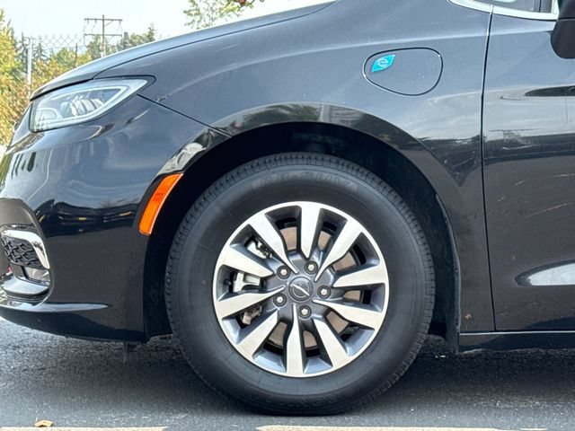 Used 2023 Chrysler Pacifica Touring-L FWD image 7