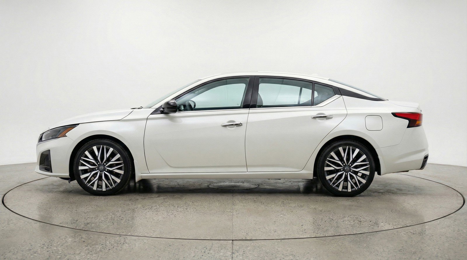 Used 2025 Nissan Altima 2.5 SV FWD image 5