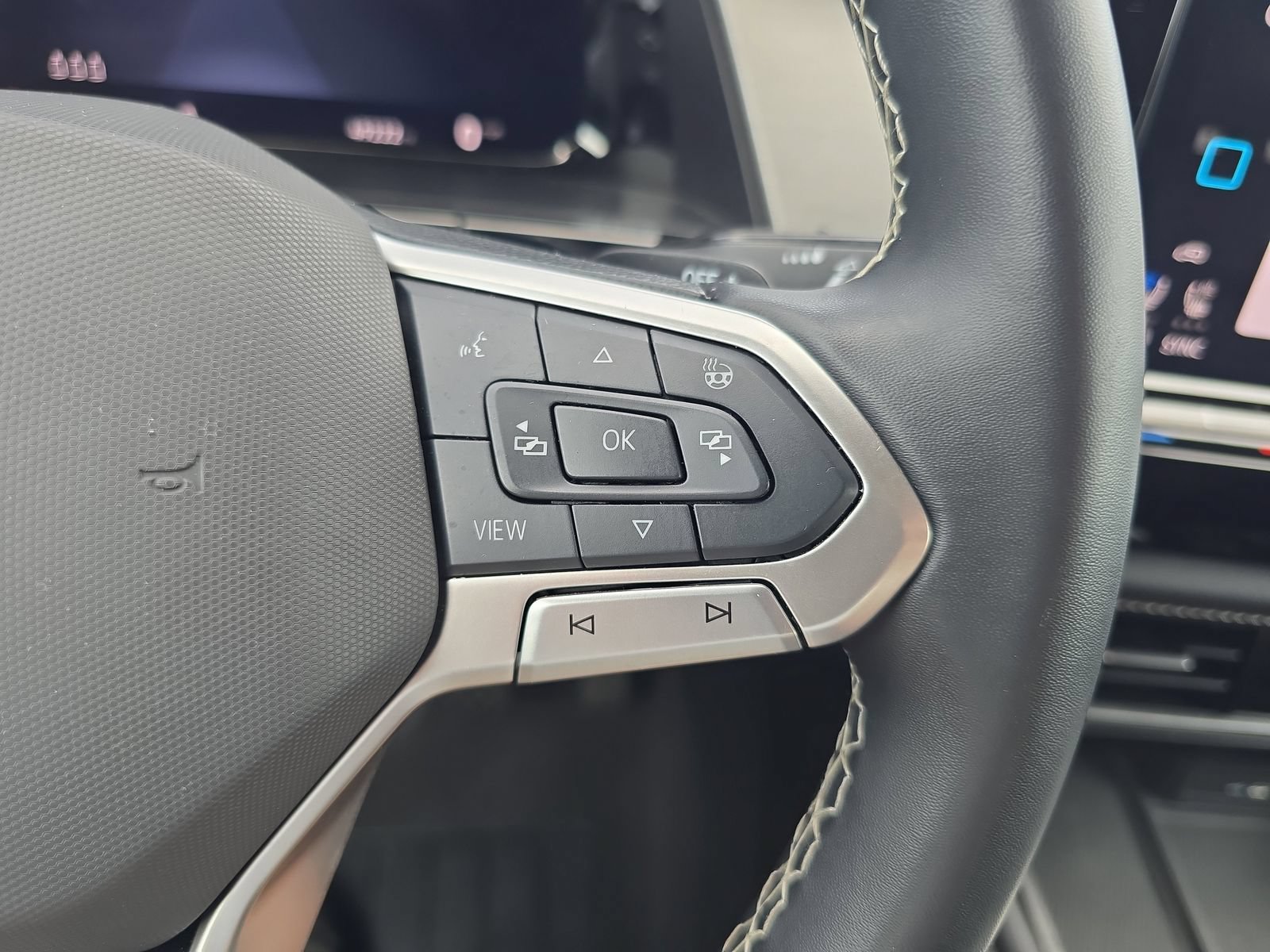 Used 2024 Volkswagen Atlas Cross Sport SE w/ Panoramic Sunroof Package FWD image 24