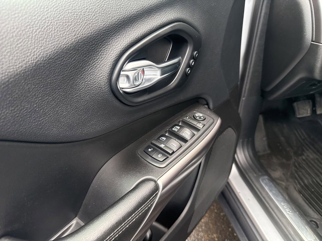 Used 2019 Jeep Cherokee Limited image 35
