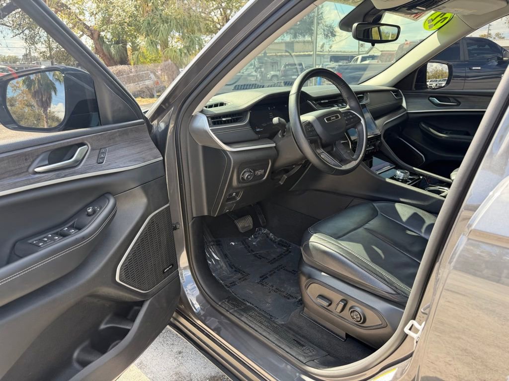 Certified 2022 Jeep Grand Cherokee Limited w/ Trailer Tow Prep Group (B) image 15