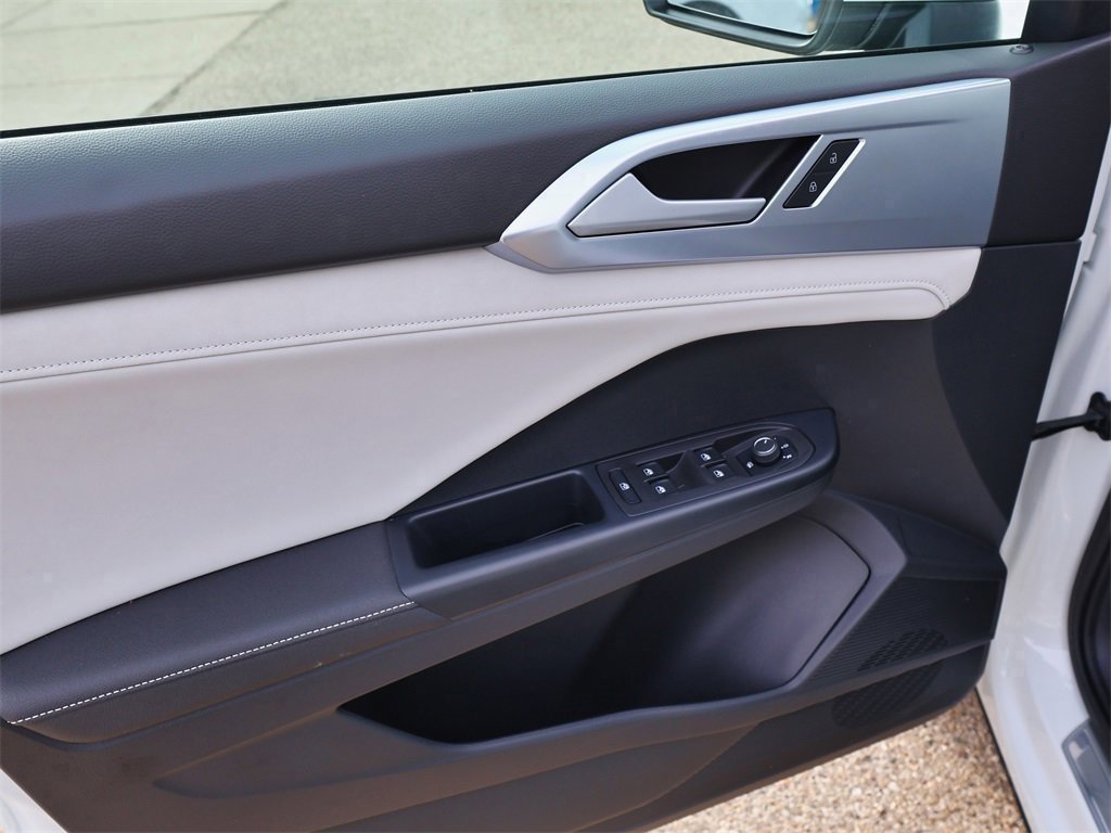 Certified 2025 Volkswagen Taos SE w/ Panoramic Sunroof Package image 14