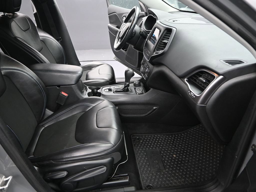 Used 2020 Jeep Cherokee Latitude Plus w/ Comfort/Convenience Group image 23