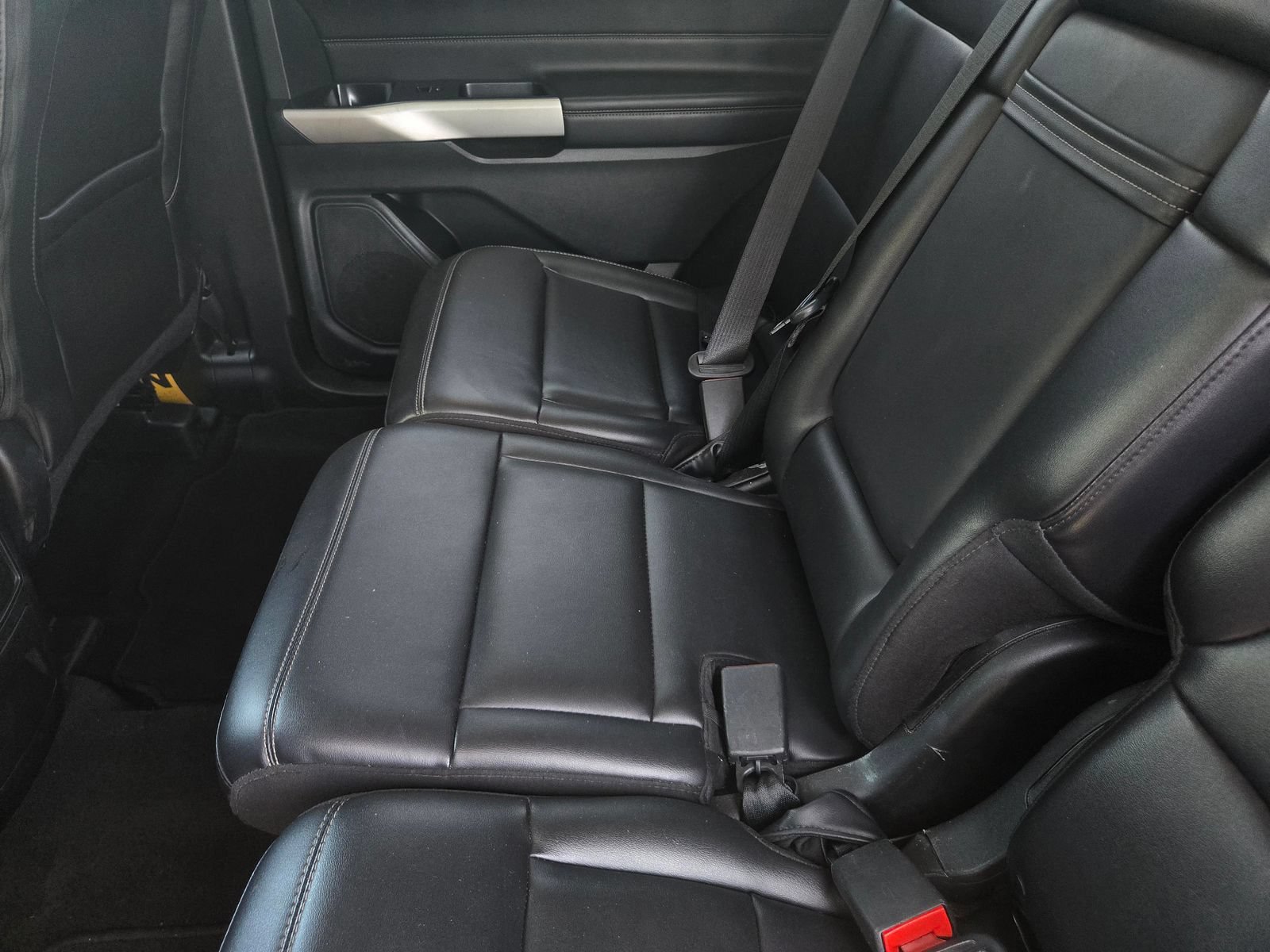 Used 2023 Ford Explorer XLT w/ Equipment Group 202A RWD image 5